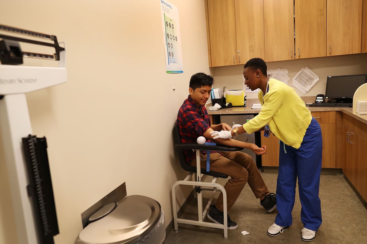 <b>El principal tratamiento para la hemofilia es el de restitución</b>, que es la aplicación de concentrados del factor de coagulación de forma intravenosa. Se puede recibir periódicamente para prevenir el sangrado o cuando se necesite detener una hemorragia.