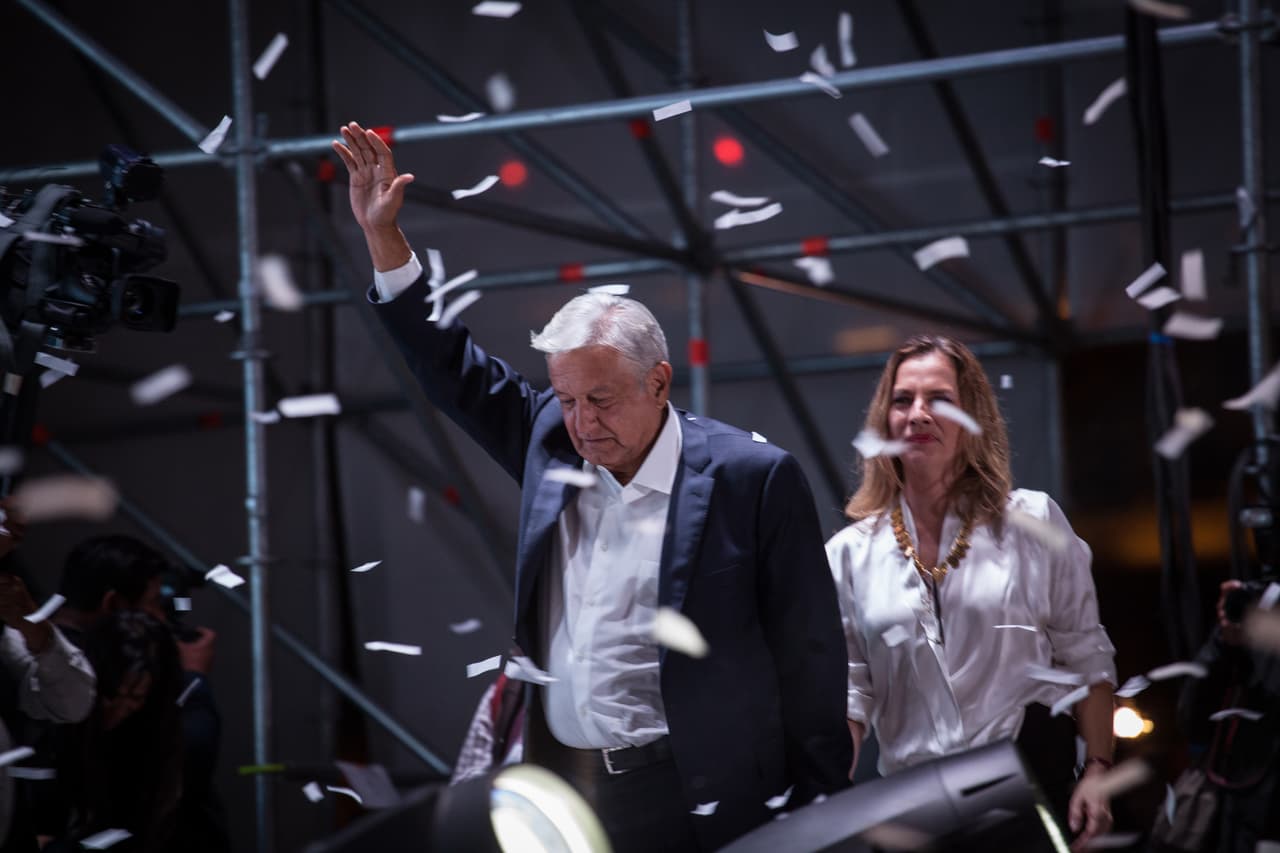 Ahora vamos a transformar a México. Voy a dedicarme en este tiempo, hasta el día 1 de diciembre, que va a ser la toma de posesión, a trabajar con los miembros del nuevo gabinete para elaborar los proyectos, no perder tiempo, a afinar los que vamos a llevar a la práctica con el propósito de empezar a trabajar desde ahora", continuó.
<br>