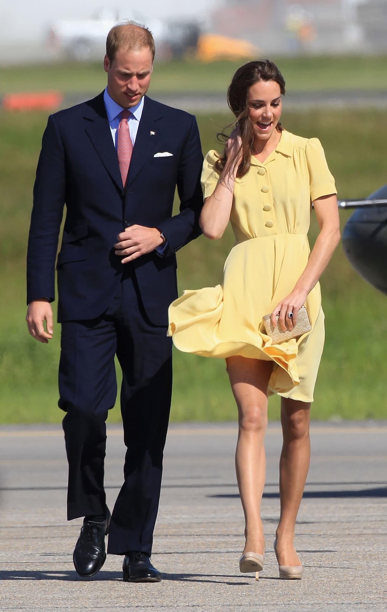 Kate Middleton ha logrado sortear varios 
<b>eventos embarazosos </b>siempre montada en sus tacones, como el famoso momento en el que el aire le levantó el vestido en el aeropuerto de Calgary durante su gira por Canadá en 2011.