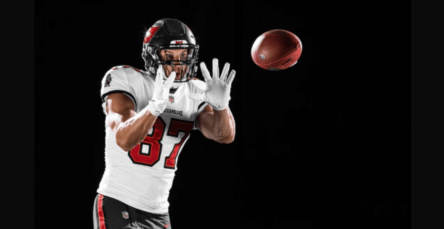 Con su número 87, así posó Rob Gownkowski con el uniforme de los Bucs por primera vez.