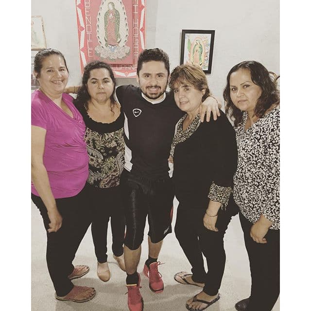 "Les presento a mis tías, hermanas de mi ama, que vinieron a visitarme a mi casa, gracias tías Las quiero Mucho a todas Imelda, Silvia y Zayda ✨DIOS✨ me las bendiga y a nosotros que no nos suelte de Su mano", fueron las últimas palabras que compartió en Instagram el cantante.