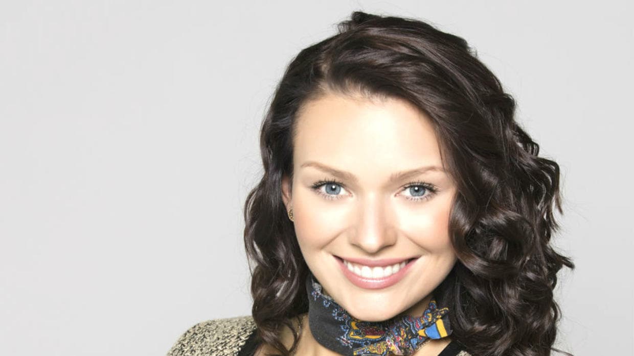 Hoy en día podemos verla cada noche en 'Vino el amor', donde sigue conservando el cabello oscuro, aunque ahora lo utiliza ondulado y usa menos maquillaje.