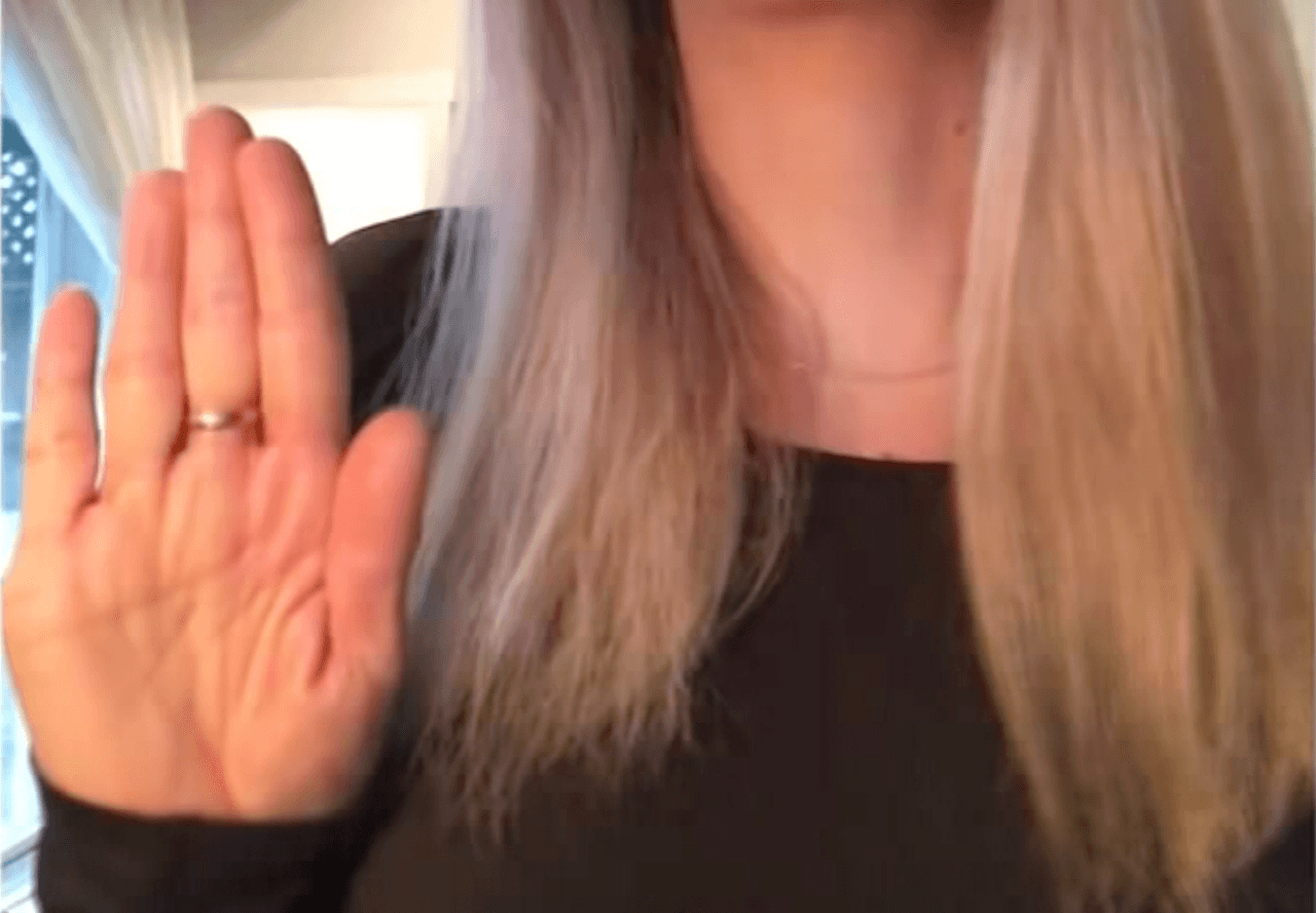 Una adolescente se salva de su secuestrador con un gesto de ayuda que aprendió en TikTok 