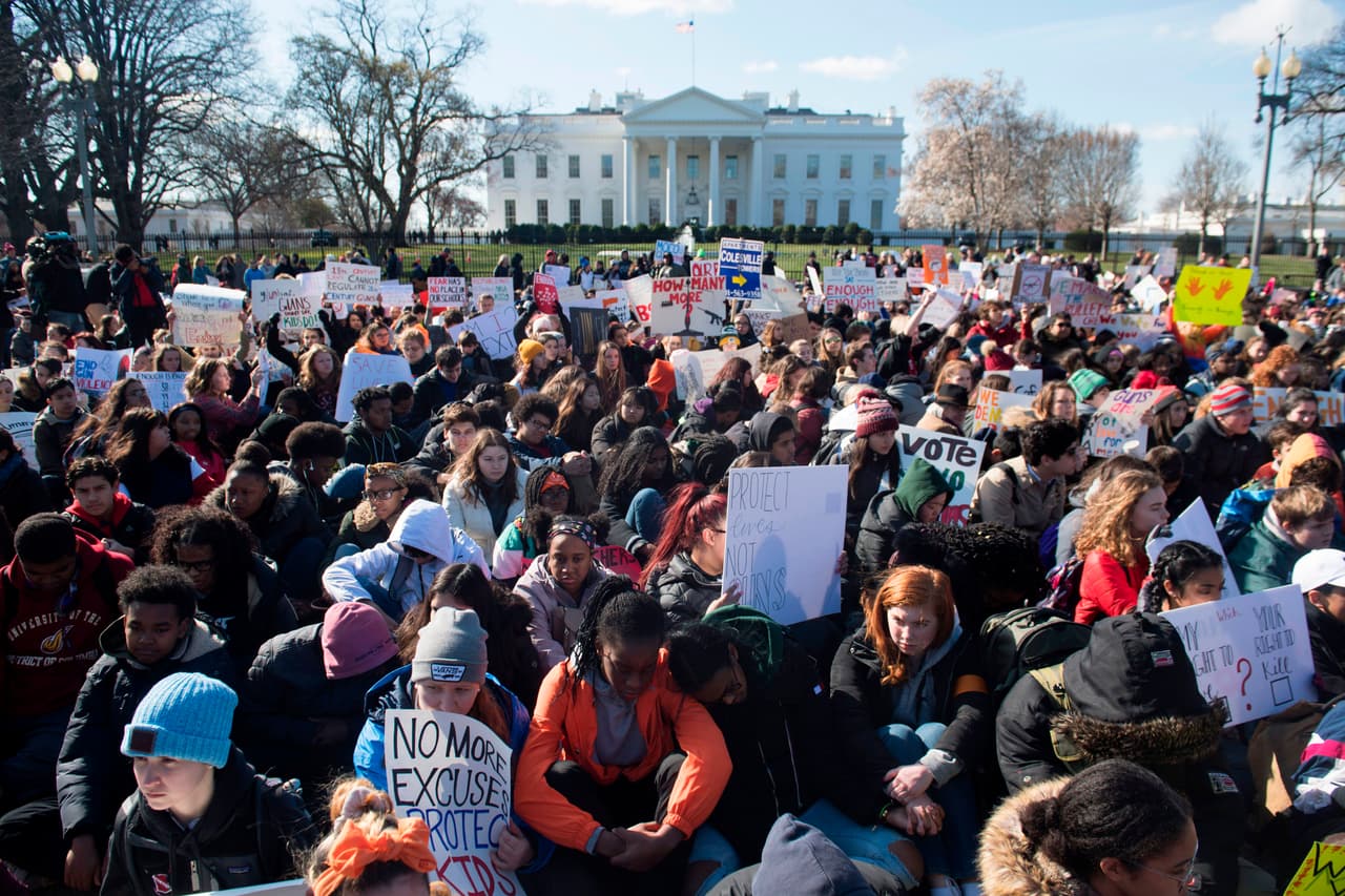 <b>Washington DC. </b>Miles de estudiantes se sentaron a modo de protesta por 17 minutos frente a la Casa Blanca.