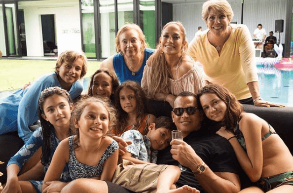 A través de sus redes sociales, tanto JLo como A-Rod han publicado imágenes que muestran la gran relación que tienen entre sí sus hijos.