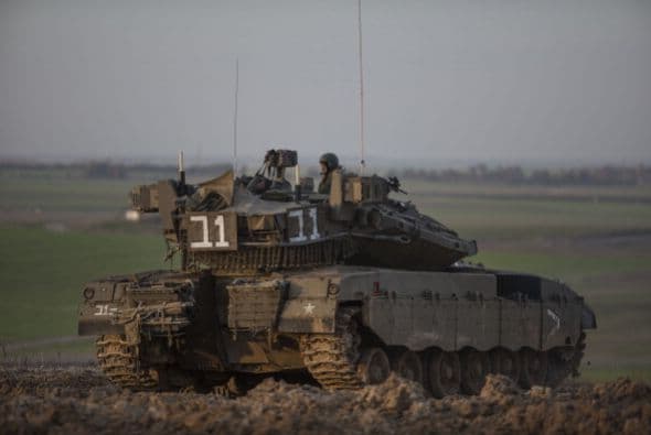 Los próximos pasos del movimiento islamista Hamás y de Israel son claves para detener la espiral de violencia que estalló el miércoles en la zona, en un aparente intento de la Yihad Islámica de arrastrar a ambas partes a un nuevo conflicto armado. "Israel considera a Hamás responsable de todo lo que ocurre (en Gaza): es el que ejerce la soberanía y el que debe responder por todo lo que ocurre", declaró un alto mando militar israelí en la zona, que reconoció que en los últimos meses no ve a milicianos de este grupo "participar en acciones terroristas". Para la Yihad Islámica, lanzar cohetes es "un medio excelente para avergonzar a Hamás, con el fin de demostrar que son ellos los que definen la agenda (política) en Gaza, mientras Hamás ha abandonado la yihad y la resistencia (armada) en busca del poder", escribe hoy el experto israelí en asuntos árabes y de Oriente Medio, Avi Isajarov. Organización mucho más pequeña, versátil e ideológica que Hamás, y sobre todo sin responsabilidades de gobierno, la Yihad trata de reavivar la lucha armada y "hace grandes esfuerzos para arrastrar (a ambas partes) a un nuevo conflicto", apelando en esta ocasión a la muerte de tres de sus hombres. Netanyahu debe decidir ahora "si quiere más violencia o seguir el toma y daca habitual con las milicias", subraya el académico.