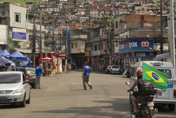 En Brasil, durante el operativo militar en el Complexo do Alemao, fue recapturado Elizeu Felicio de Souza, "O Zeu", uno de los condenados por el asesinato del periodista Tim Lopes en 2002 mientras realizaba un reportaje en esa favela, ejecutado a golpes de sable de samurai, siendo su cadáver posteriormente incinerado.