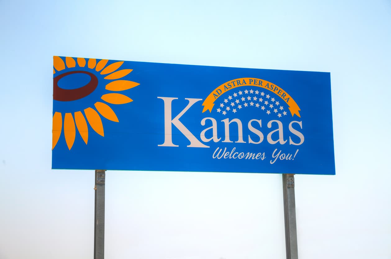 <h3 class="cms-H3-H3">6- Kansas</h3>
<br>
<b>Salario Digno Anual:</b> $54,601
<br>
<br>Kansas cierra un cuarteto de estados del medio oeste donde los bajos salarios medios se compensan con un bajo costo de vida y ponen un salario digno al alcance de muchos. Tiene un salario medio de $61,091.
<br>
