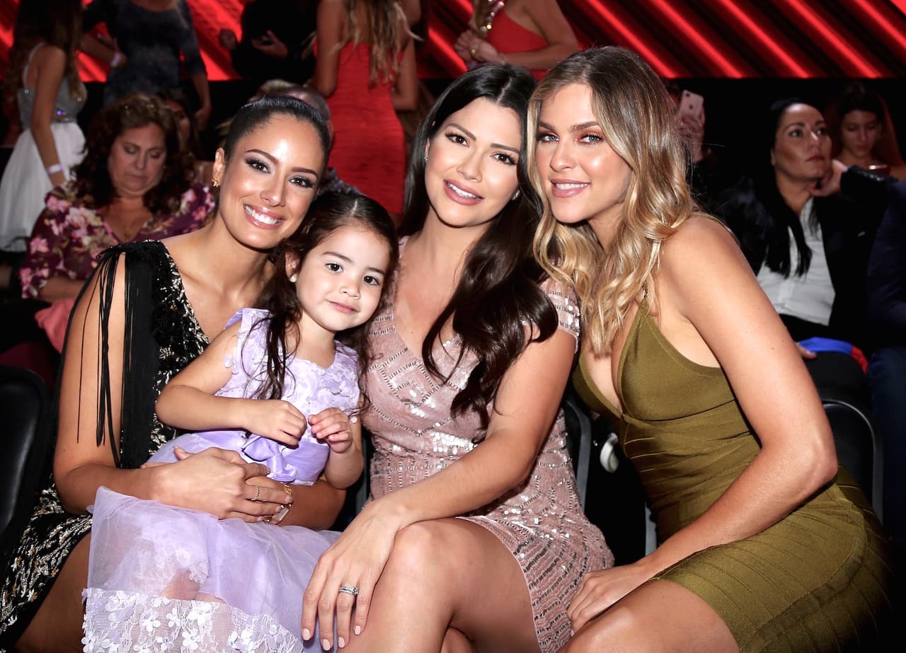 Como una pequeña reina, Giulietta disfrutó tomándose fotos con su mamá. Aquí la vemos sonriente posando con Aleyda Ortiz y Daniela Di Giacomo.