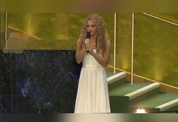 La colombiana usó un vestido blanco y se robó la atención de todos los funcionarios.