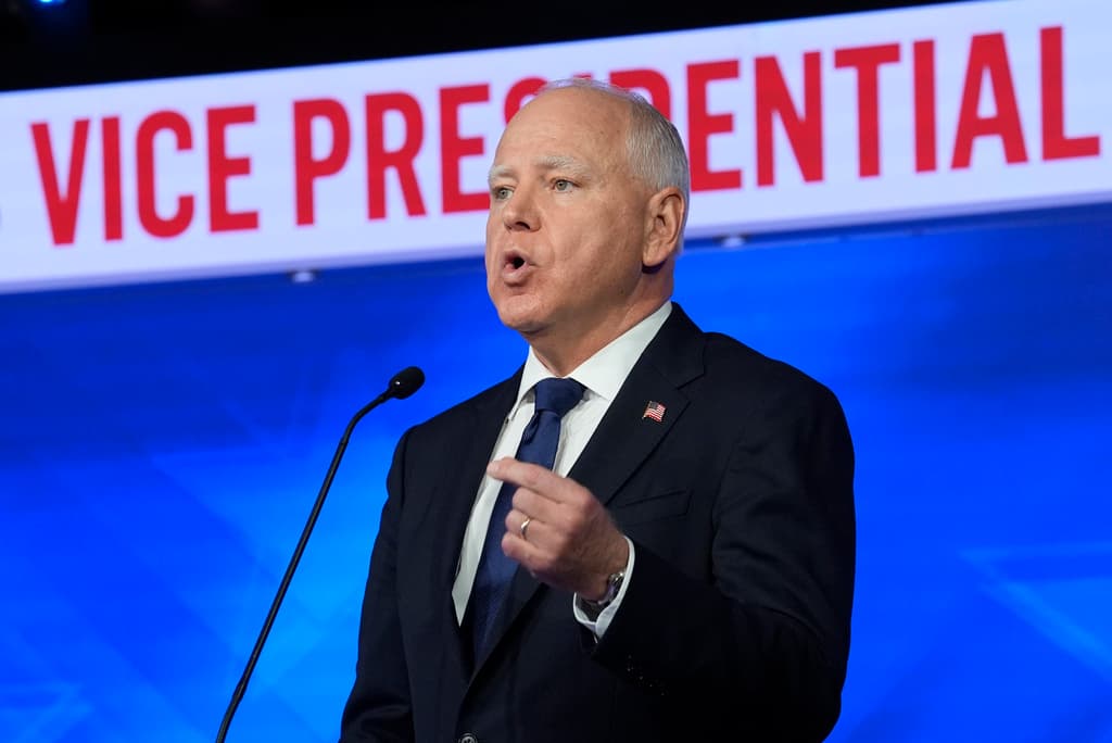 Tim Walz habla durante el debate organizado por CBS News.