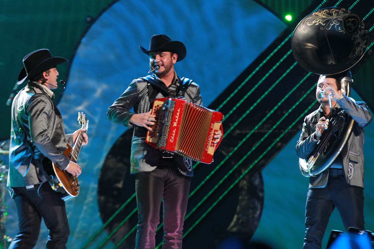 <b>Calibre 50</b>
<br>Nominaciones 5:
<br>Regional Mexicano - Canción Del Año: 'Mitad y Mitad'
<br>Regional Mexicano - Grupo o Dúo Del Año
<br>Regional Mexicano - Canción Norteña Del Año: 'Mitad y Mitad'
<br>Sencillo Del Año: 'Mitad y Mitad'
<br>Canción Del Año: 'Mitad y Mitad'