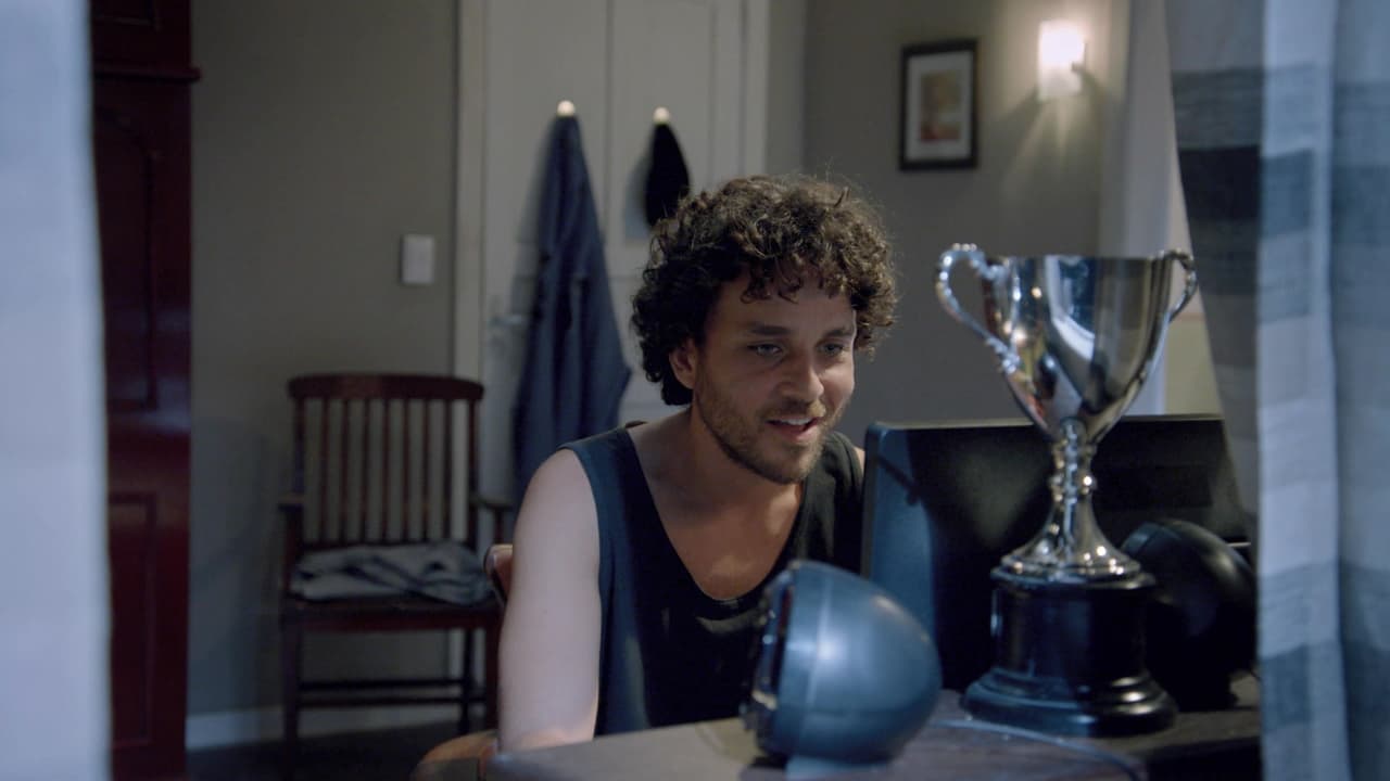 Se gana la vida como 
<b>hacker</b> y es amigo de Guto, hijo de César y Raquel, así como de Bruno, hijo de los Aisen para quienes trabaja su madre.