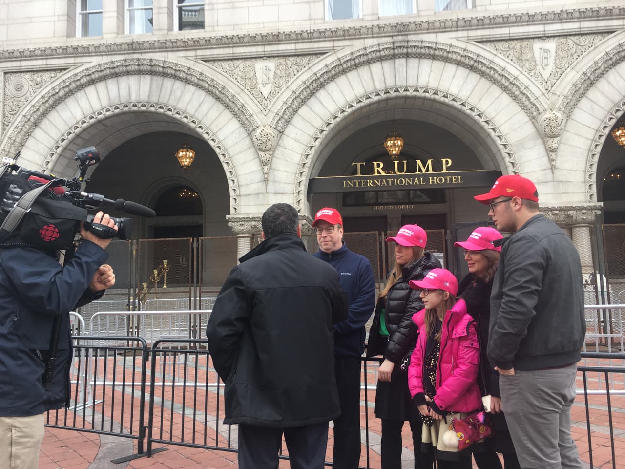 Partidarios de Donald Trump son entrevistados al frente de su hotel en Washington DC.