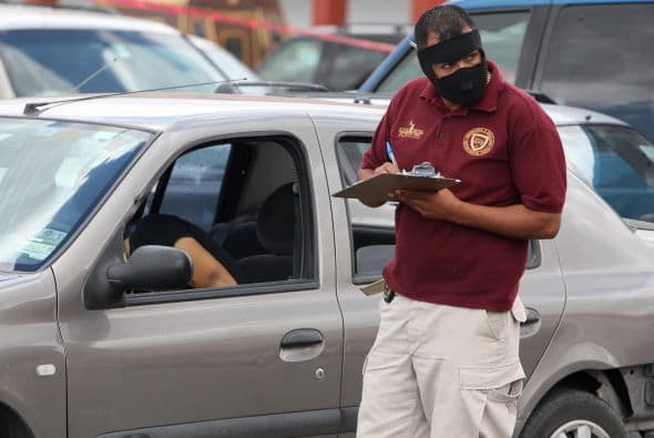 Y mientras prácticamente a diario se suman muertos, a lo que algunos llaman el "ejecutómetro", el gobierno sostiene que la violencia se explica particularmente por las luchas que mantienen los carteles de las drogas tras los golpes que les han infligido las autoridades.