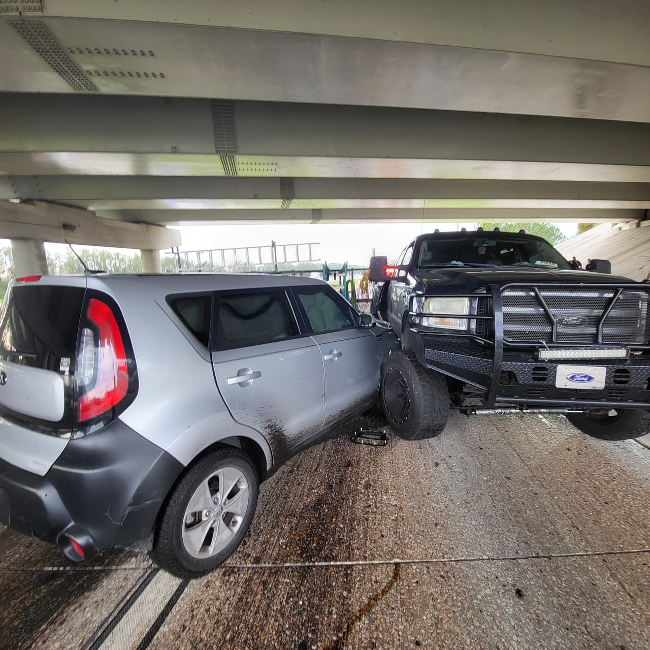 Un accidente múltiple en la intersección de la I-75 y Carretera Estatal 60, en Brandon, en el condado Hillsborough, dejó ocho personas heridas. La causa fue un camión que arrojó tierra mojada a la calle.