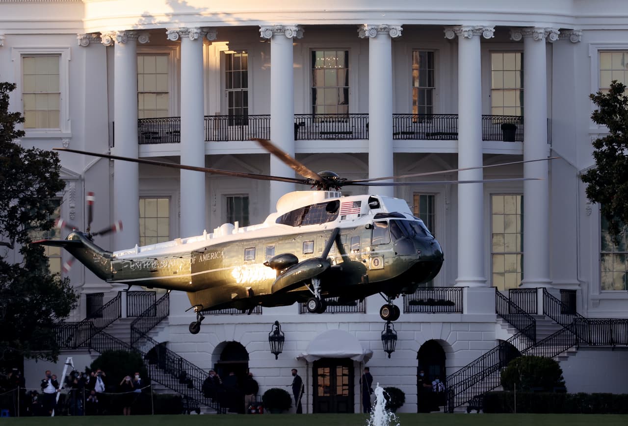 El Marine One está desarrollado sobre la base del Sikorsky S-92, que puede llevar hasta 19 pasajeros, y puede volar sin interrupciones unas 539 millas náuticas.