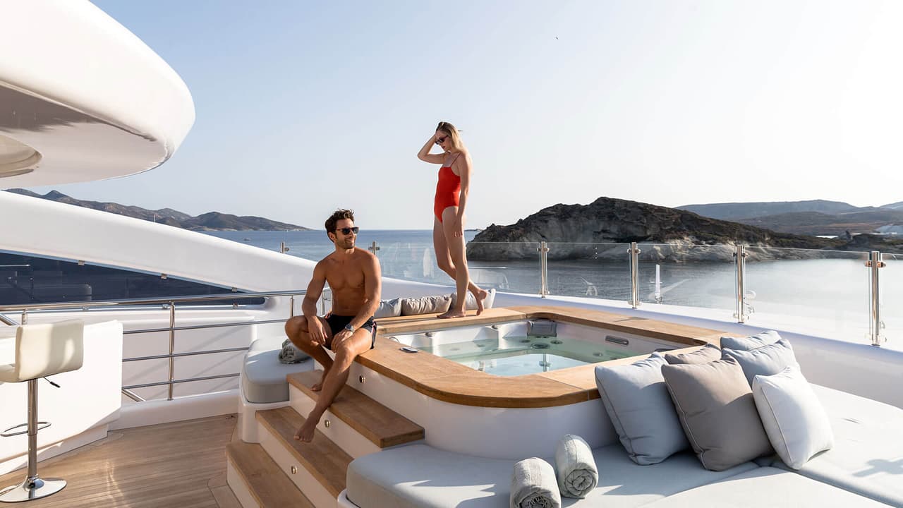 Para ello, cuenta con una sala de cine, bar al aire libre, sauna, gimnasio, jacuzzi en la cubierta, una parrilla y hasta un helipuerto.