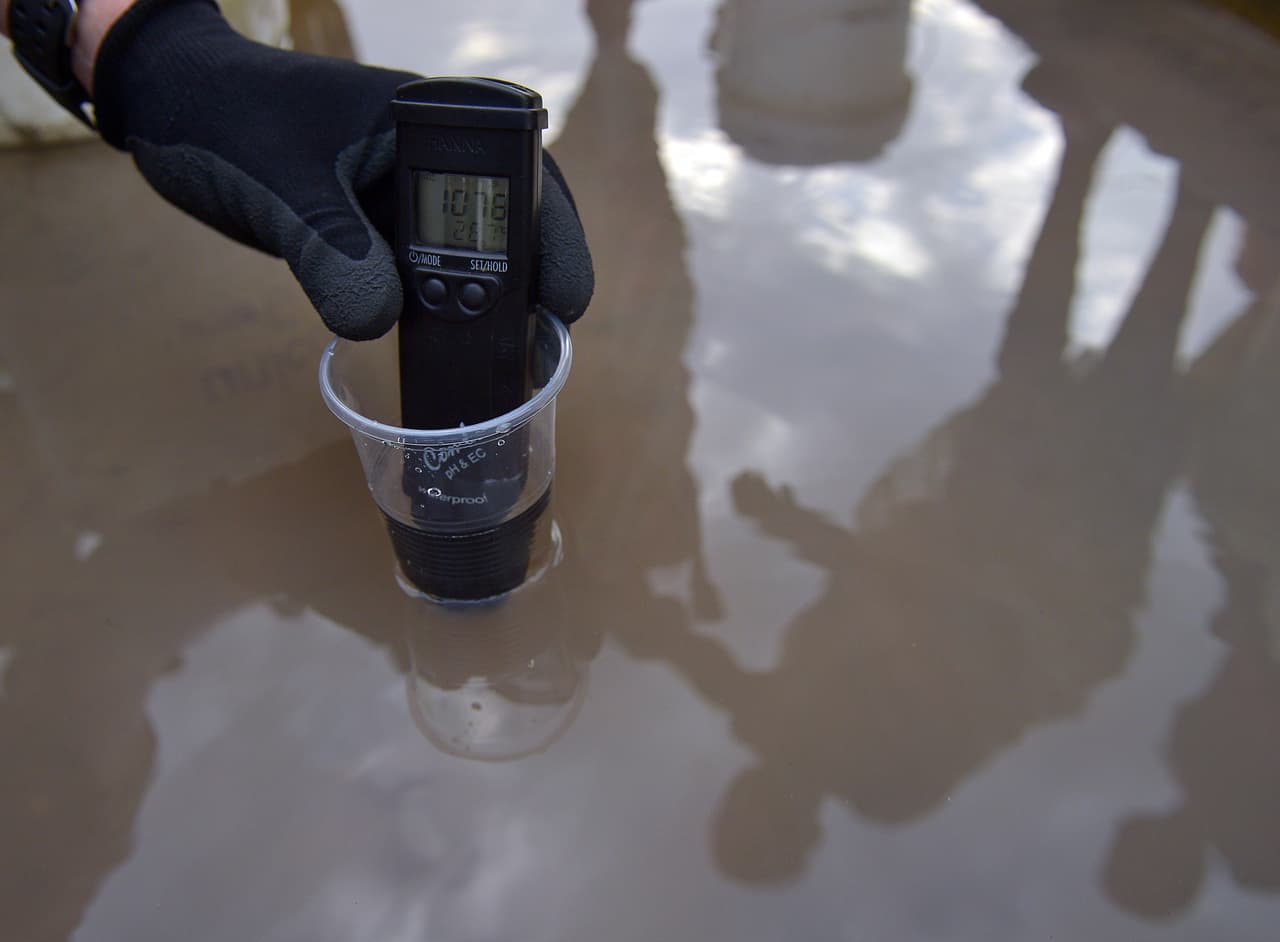 Residentes de Crystal City reciben agua negra en sus casas