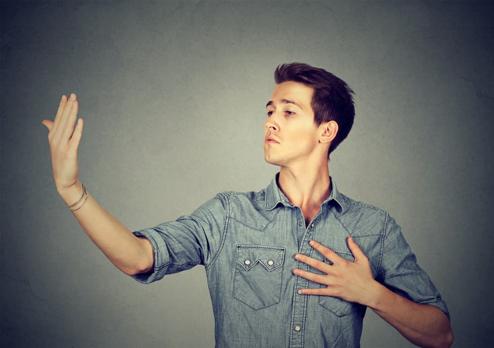 <b>Leo</b>
<br>
<b>Advertencia: Evita la ostentación</b>
<br>Tiendes a ostentar y esa actitud podría alejar de ti a buenos amigos. Tú eres sumamente generoso, de gran corazón, pero muchas veces las personas confunden tu espontaneidad y piensan que estás alardeando de algo, cuando no es así. Con Plutón retrógrado deberás conocer esta tendencia para saber por qué en determinados momentos alguien se aparta de ti.