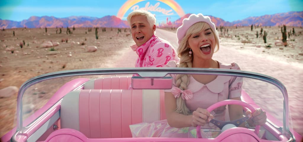 Ryan Gosling, izquierda, y Margot Robbie en una escena de "Barbie" en una imagen proporcionada por Warner Bros. Pictures.