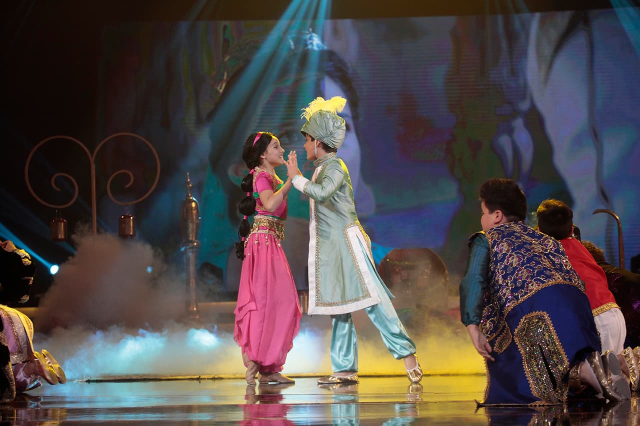 Jasmin y Aladdin se encuentran, y todo en ellos es felicidad.