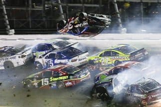 Uno de los carros envueltos en el accidente en Daytona el domingo vuela por los aires.