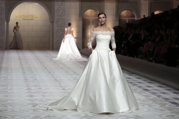 Las mangas tres cuartos aparecieron en diseños como este pero en transparencia y con sencillos encajes.