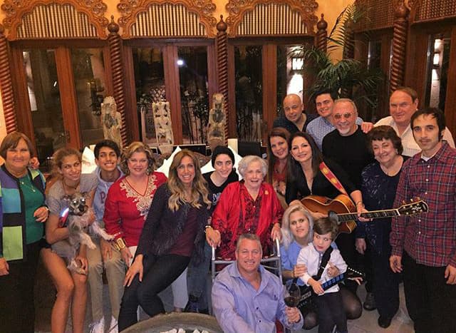 "Qué siga la celebración! De nuestra familia para la suya! #happythanksgiving bendiciones para todos ustedes! GRACIAS siempre por tanto cariñoooooo!", expresó nuestra querida Lili Estefan.