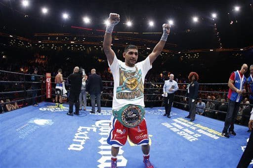 Amir Khan derrotó a Chris Algieri por decisión unánime y retuvo el título plata welter del Conaejo Mundial de Boxeo.