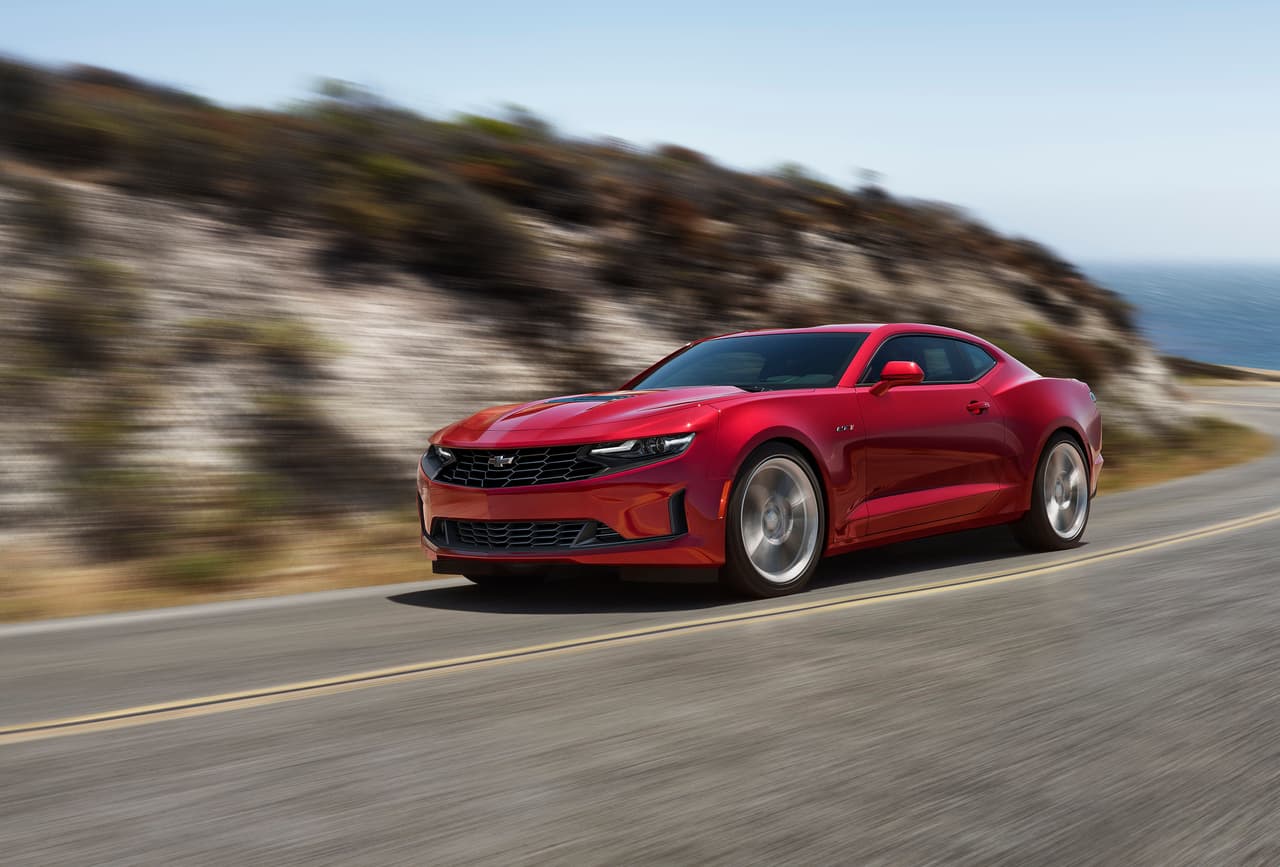 <b>Chevrolet Camaro 2020</b>
<br>Potencia mínima: 275 caballos de fuerza
<br>Precio de venta sugerido por el fabricante: $25,000
<br>
<br>El Chevrolet Camaro es uno de esos deportivos que, a parte de ofrecer una experiencia de manejo divertida, también es de los que llama la atención donde sea que vaya. Escógelo en amarillo e incluso empezarás a recibir comentarios relacionados a ‘Bumblebee’. ¿A quién no le gusta los Transformers?
<br>
<br>La variante más básica del Chevrolet Camaro está etiquetada en $25,000 y ofrece un motor 2.0 litros de cuatro cilindros turboalimentado capaz de generar 275 caballos de fuerza y 295 lb-pie de torque. Éste trae de serie una transmisión manual de seis velocidades, aunque también tiene disponible la opción de llevar una automática de ocho velocidades con levas de cambio detrás del volante.