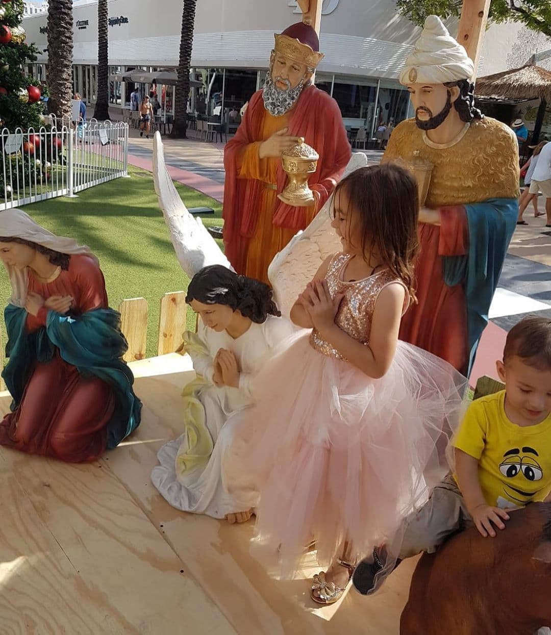 Alan Tacher y Cristy Bernal están enamorados de sus hijos menores, aquí vemos a Michelle y Liam disfrutando las tradiciones navideñas.