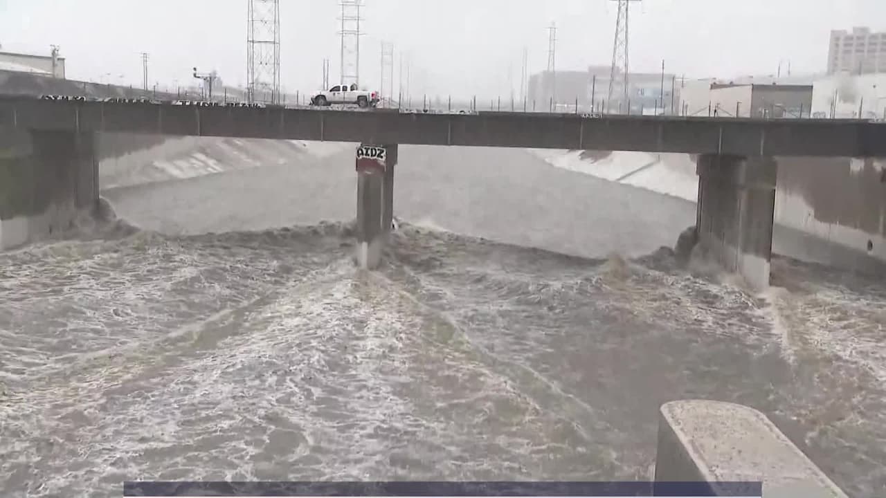 Bomberos rescatan tres vehículos que cayeron al río de Los Ángeles durante la tormenta