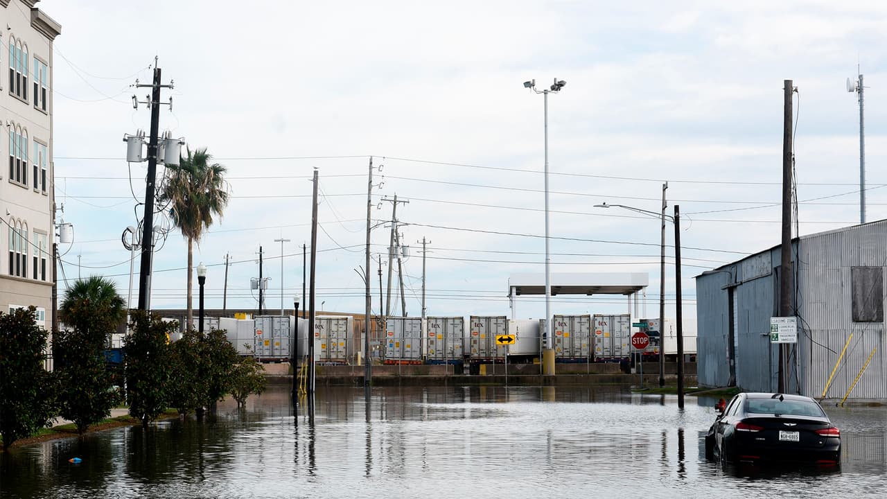 Autoridades de Galveston habían 
<a href="https://www.univision.com/local/houston-kxln/galveston-bajo-toque-de-queda-y-orden-de-evacuacion-obligatoria-ante-la-llegada-del-huracan-laura-video">ordenado evacuar la isla y un toque de queda</a> hasta el viernes 28 de agosto.