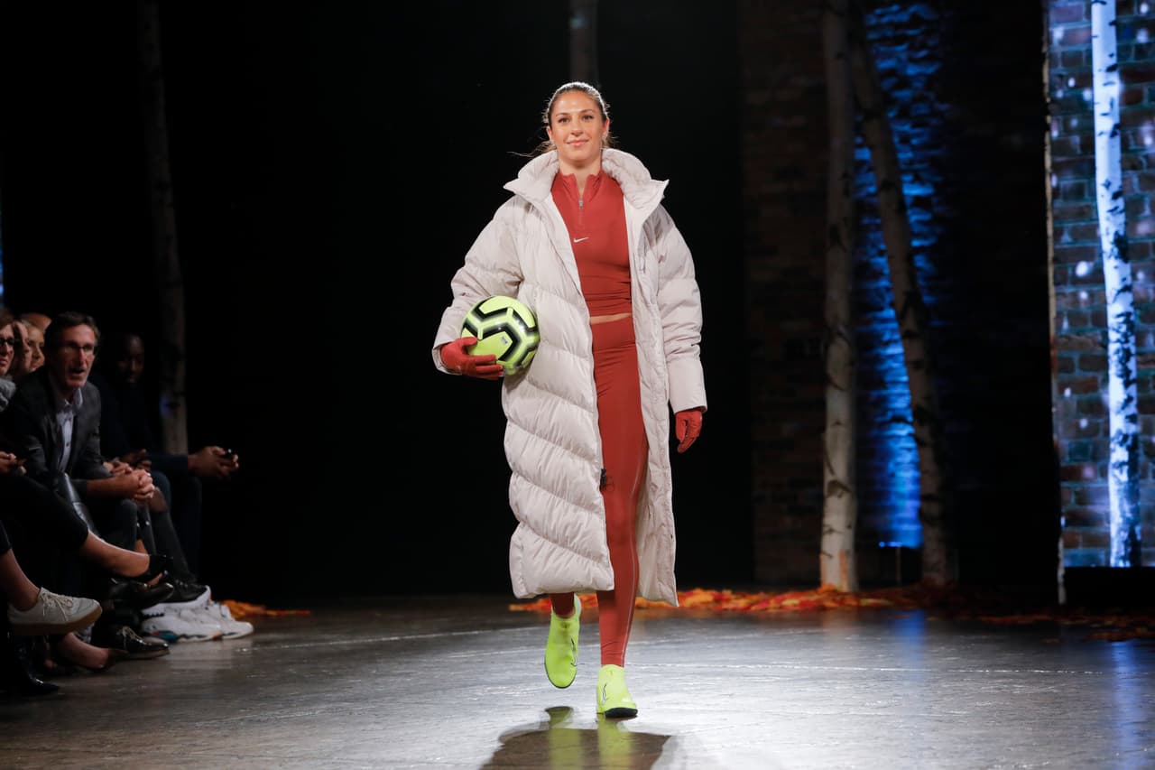 En el desfile de Dick's Sporting Goods también modeló la estrella de la selección de fútbol femenino de EEUU, 
<b><a href="https://www.tudn.com/nfl-inicio/una-mujer-podria-jugar-en-la-nfl-para-el-2020?_ga=2.159686013.1730013966.1570538361-290993379.1567639715" target="_blank">Carli Lloyd</a></b>.