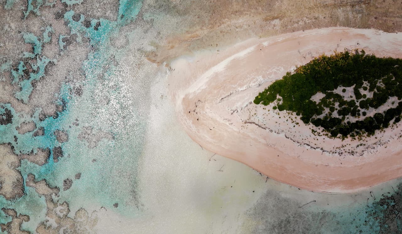 Vista aérea de Tuvalu. El cuarto país más pequeño del mundo está luchando contra el aumento de cinco milímetros por año del nivel del mar (por encima del promedio mundial).