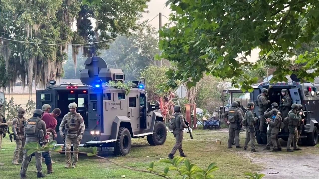 Operativo SWAT en St. Cloud deja 11 arrestos y rescatan ocho perros