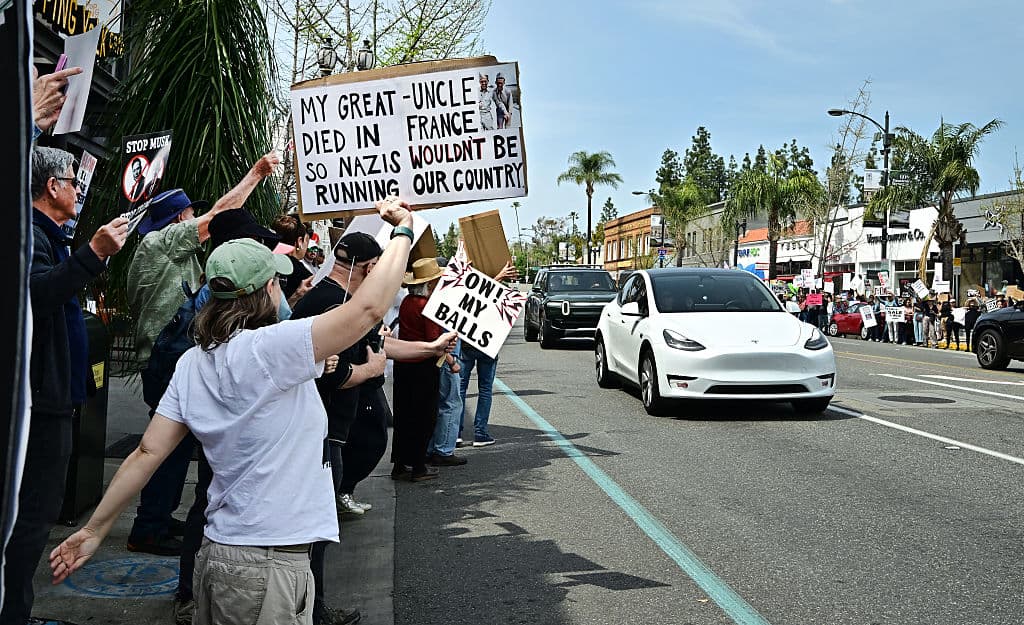 <b>"Mi abuelo murió en Francia para que los nazis no pudieran arruinar nuestro país"</b>, leía la pancarta con la cual este manifestante formó parte de la protesta contra Elon Musk en Pasadena, California.
