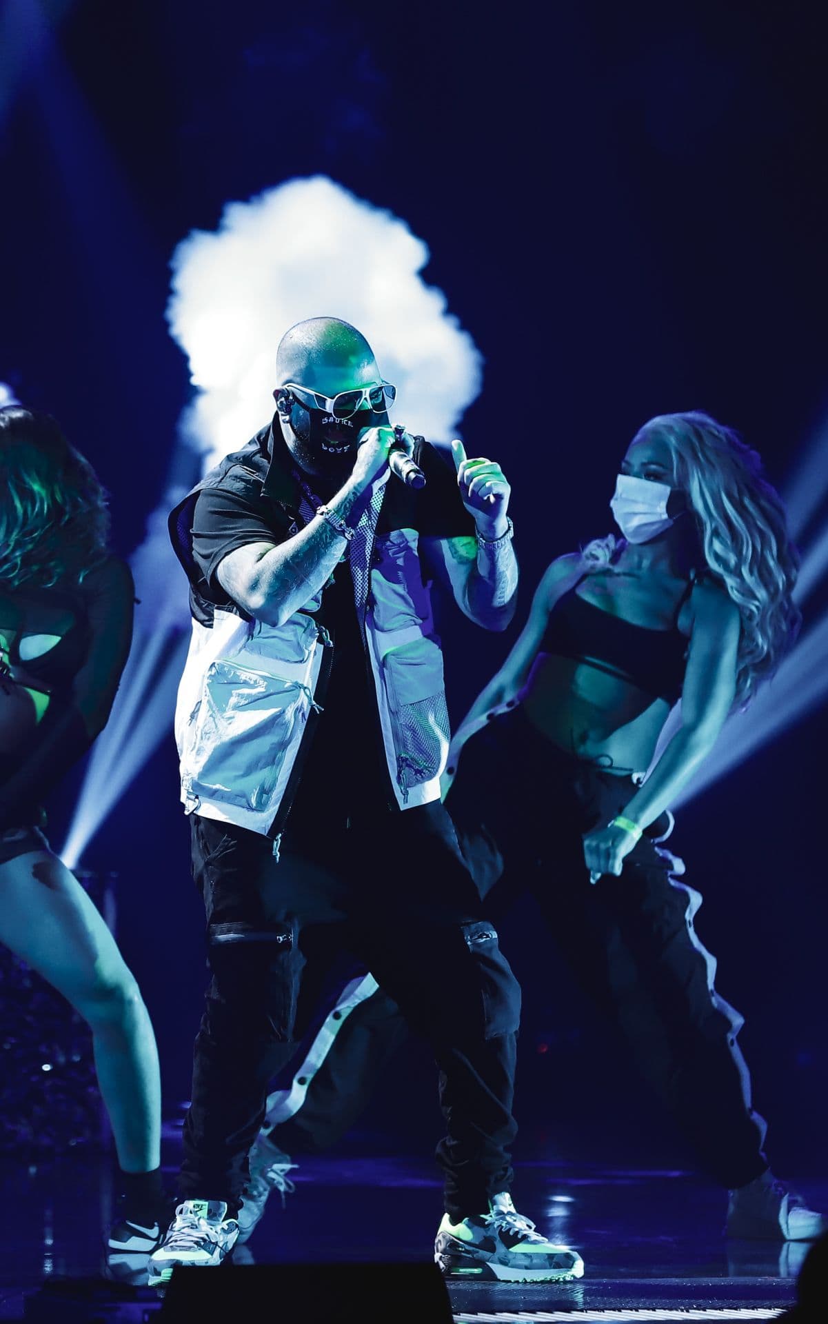 En esta ocasión el cantante no estuvo solo, sino acompañado por un grupo de bailarinas.