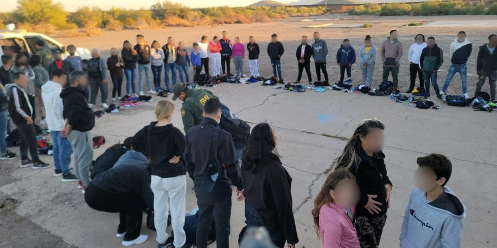 Agentes de la estación Ajo encontraron a 56 migrantes cerca del puerto de Lukeville.