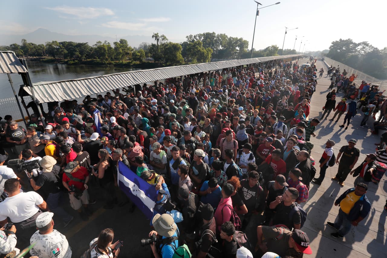 Se estima que esta caravana está conformada por unas 3,500 personas, aunque otros grupos se unieron directamente en Tecún Umán, en la zona fronteriza entre Guatemala y México, para intentar cruzar todos juntos, lo cual genera más presión a las autoridades.