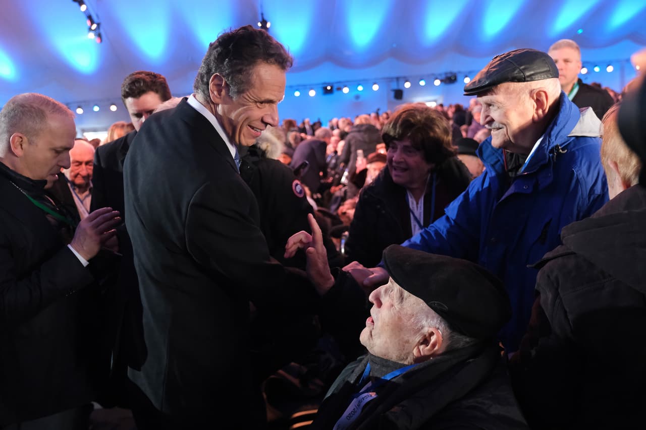 En diciembre de 1942, el gobierno polaco en el exilio, con sede en Londres, transmitió a los Aliados un documento titulado "El exterminio masivo de los judíos en la Polonia ocupada por Alemania". El documento incluía relatos detallados del Holocausto presenciados por miembros de la resistencia polaca.
<b>En la imagen se ve a Andrew Cuomo, gobernador del estado de Nueva York, saludar a algunos de los sobrevivientes. </b>