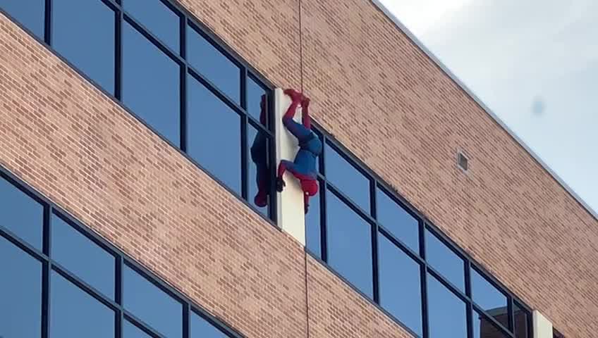 Superhéroes descienden desde el techo de una clínica en San Antonio para alegrar a cientos de niños hospitalizados