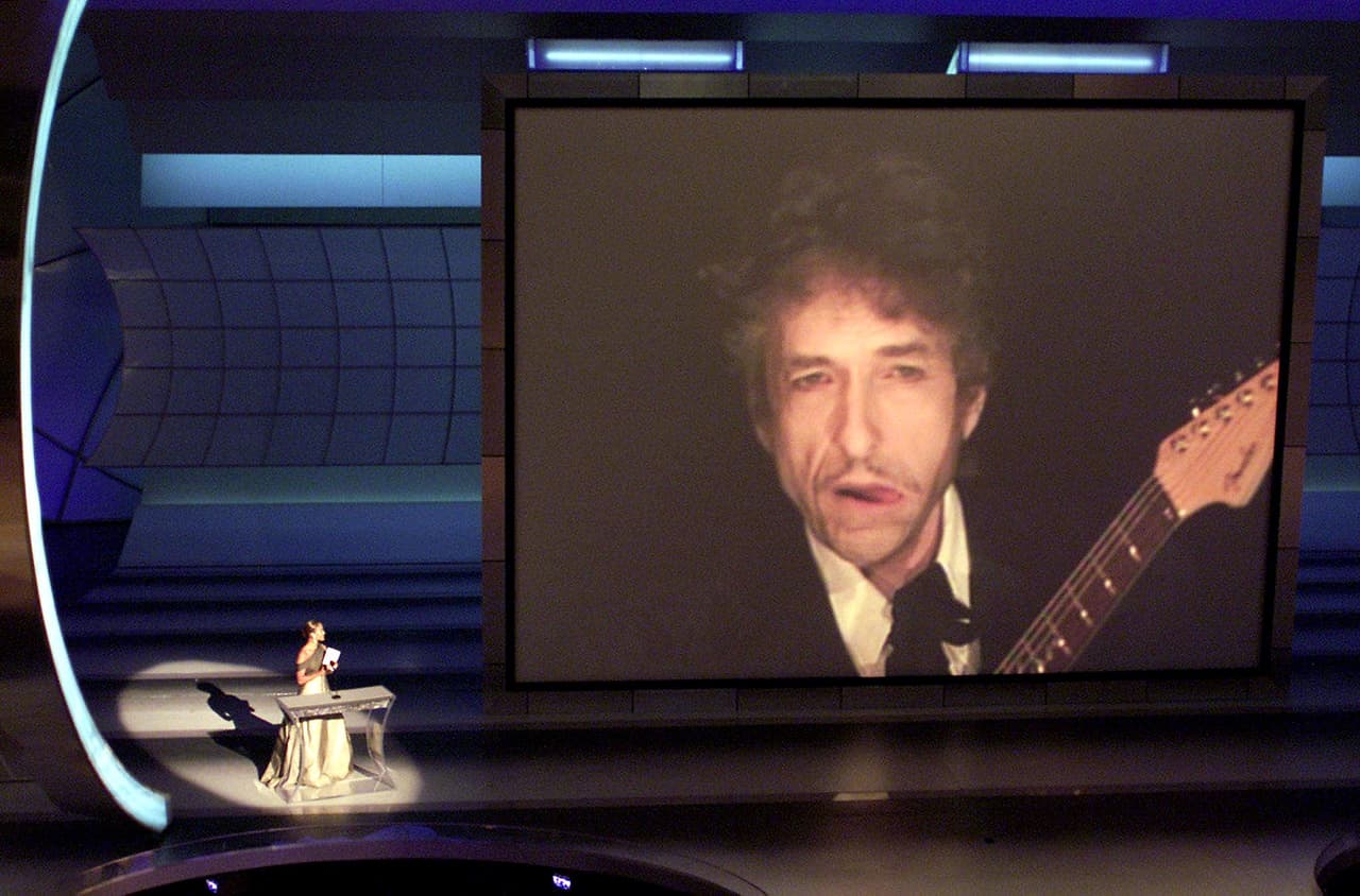 Aunque las apariciones de Bob Dylan iban y venían, el cantante esperó a que la década de los 2000 empezara para lanzar un nuevo álbum que el mismo David Bowie reseñó así: "Con 'Love and Theft' el regreso'de Bob Dylan a la tierra de los vivos está completo”. Esta es la imagen enorme que apareció de él cuando fue galardonado con el Oscar de la Academia a mejor canción original por su trabajo 'Things have changes' de la cinta 'Wonder Boys'.