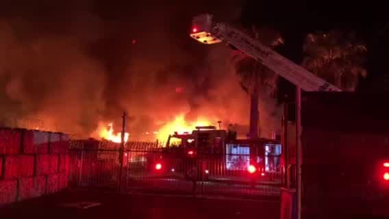 Autoridades investigan el incendio que estalló en un edificio en Phoenix