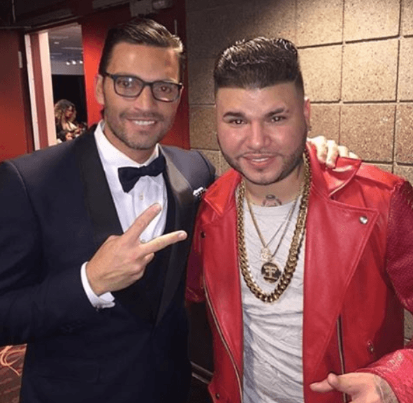 Pero si alguien se la pasó "bomba", ese fue Farruko, aquí lo vemos con Julián Gil.
