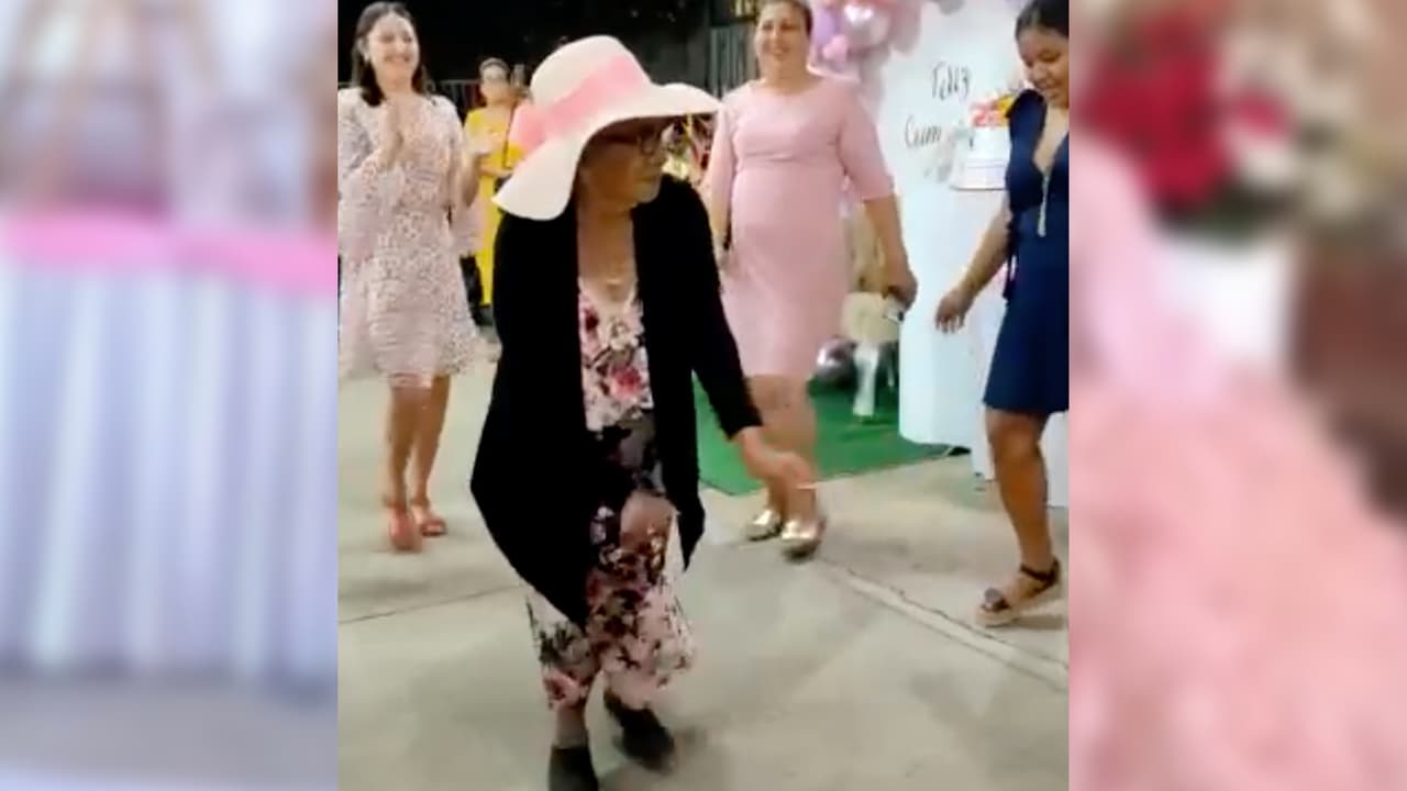 Aprovechó cada baile, y disfrutó de la compañía de su familia.