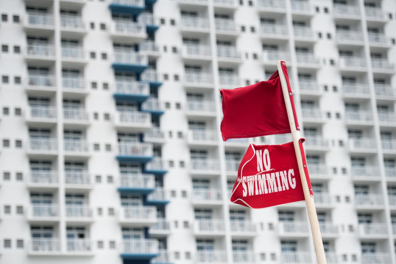 Bandera de "No nadar" puesta en una playa de Carolina del Sur ante la llegada del huracán Isaías.