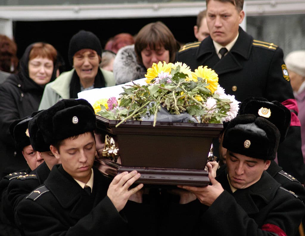 En el Nerpa iban alrededor de 200 personas, entre militares y civiles, y hubo también unos 40 heridos. En la imagen se aprecia el momento del entierro de uno de los fallecidos.