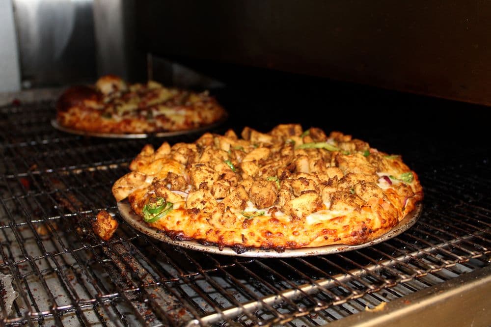 El representante de
<b>Fresno </b>entre los 100 mejores, es la pizzería
<b>The Curry Pizza Company,</b> ubicada en el 2930 de la avenida Nees, en el norte de la ciudad. Se posiciona en el lugar 52 del listado, siendo uno de los pocos del Valle Central incluidos en la evaluación. Aquí todas las pizzas son deliciosas, pero los usuarios recomiendan butter chiken pizza.